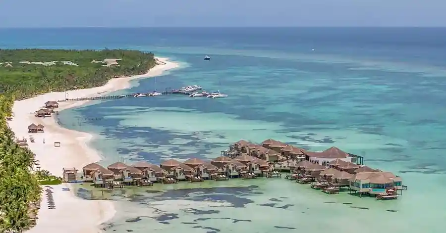 Luchtfoto van all-inclusive Palafitos over water accommodaties.